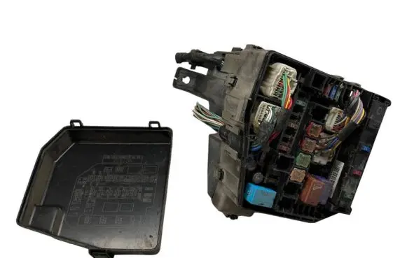 Toyota Urban Cruiser (XP110) Fuse module 8266252590