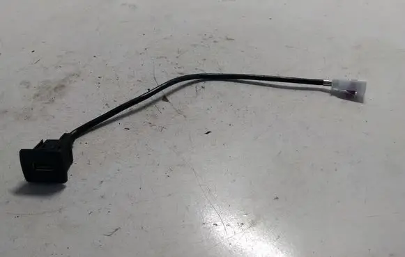 Mercedes-Benz E W212 USB socket connector A1728200515