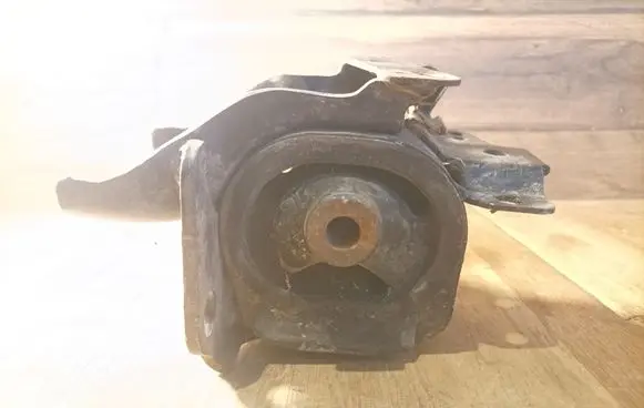 Toyota Avensis T250 Engine mount bracket
