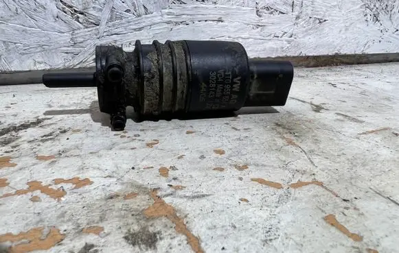 Volkswagen PASSAT B6 Windscreen/windshield washer pump 1T0955651A