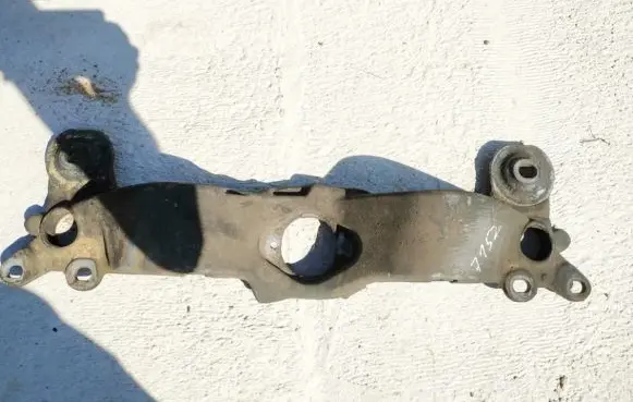 Audi A4 S4 B6 8E 8H Engine mounting bracket