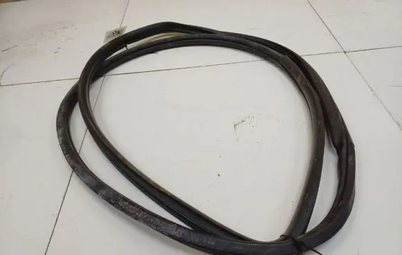 Honda FR-V Rubber seal front coupe door 