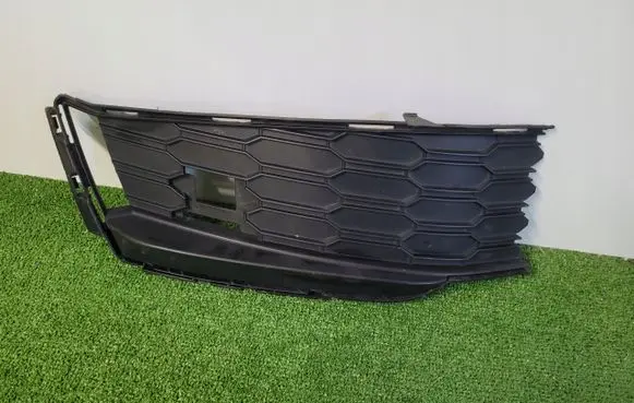 Skoda Kamiq Front bumper lower grill 658807367