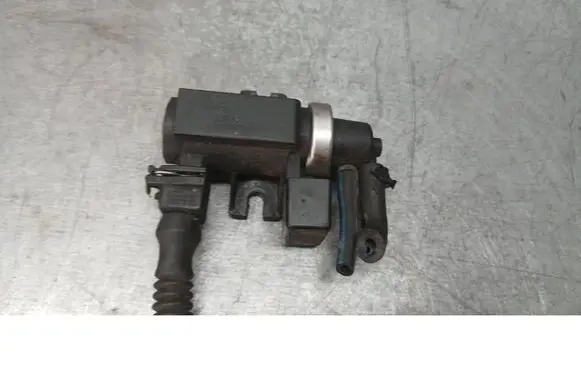 BMW 3 E46 Vacuum valve 72270600