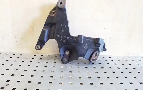 Engine mounting bracket