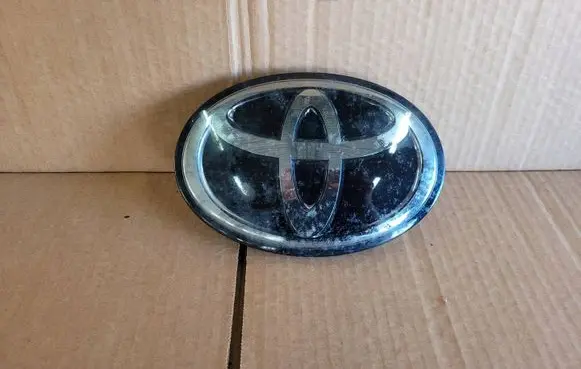 Toyota Hilux VIII Manufacturer badge logo/emblem 90975A2014