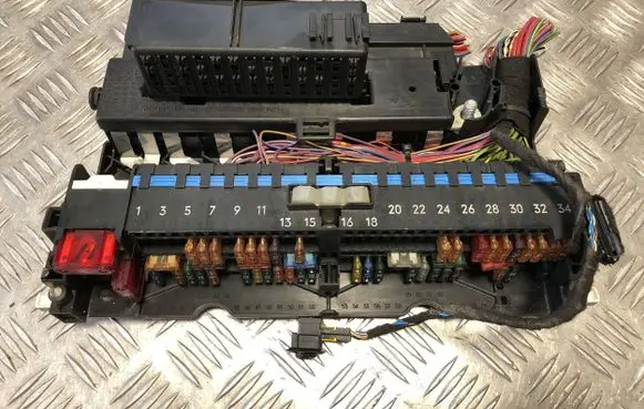 BMW 3 E90 E91 Fuse module 8364542