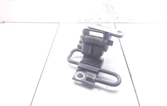 Volkswagen Touareg I Front door lower hinge 7L0831412A