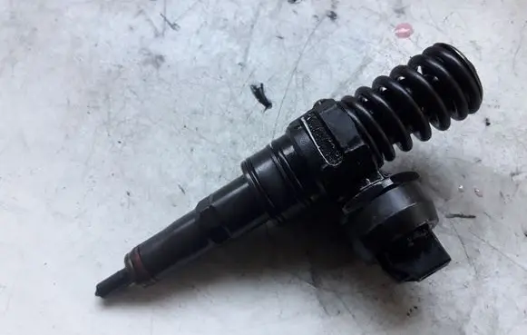 Volkswagen Golf V Fuel injector 098130073BN