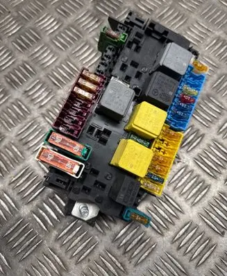Mercedes-Benz A W176 Fuse module A2469067100 33271312 YAP36947H5