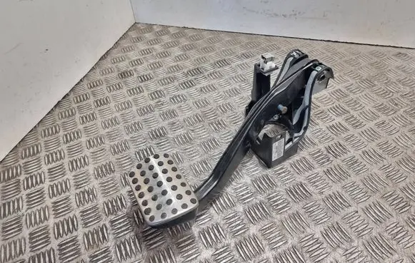 Mercedes-Benz E C207 W207 Brake pedal A2042902101 PP204290059