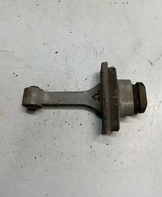 Engine mount vacuum valve