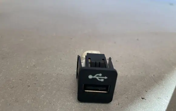 BMW 7 G11 G12 USB socket connector 9229294