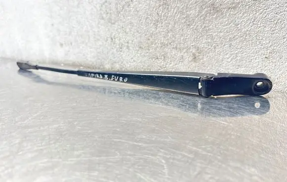Opel Zafira B Front wiper blade arm 13145564