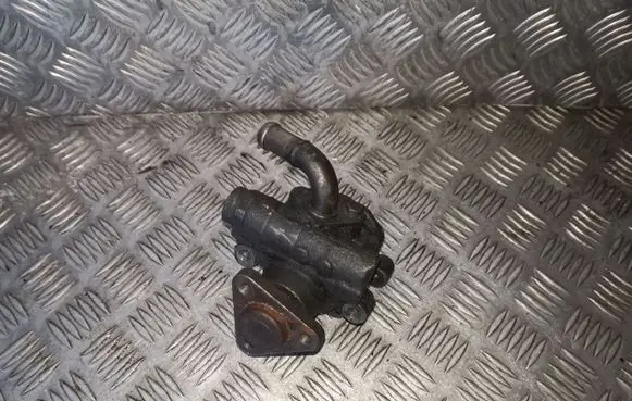 Volkswagen PASSAT B5.5 Power steering pump 8D0145177Q