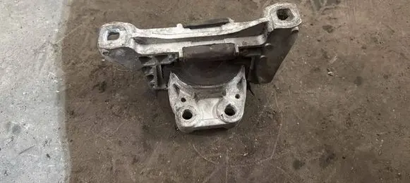 Volvo S40 Engine mount bracket