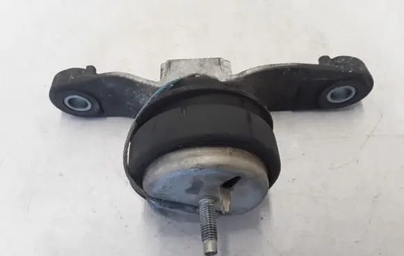 Volvo C70 Engine mount bracket
