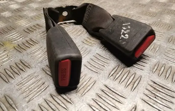 Lexus IS 220D-250-350 Middle seatbelt buckle (rear) 