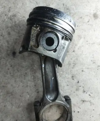 Ford Galaxy Piston with connecting rod