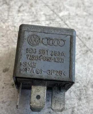 Volkswagen PASSAT B5.5 Other relay 8d0951253a