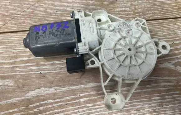 Volkswagen PASSAT B8 Front door window regulator motor 4K0959801