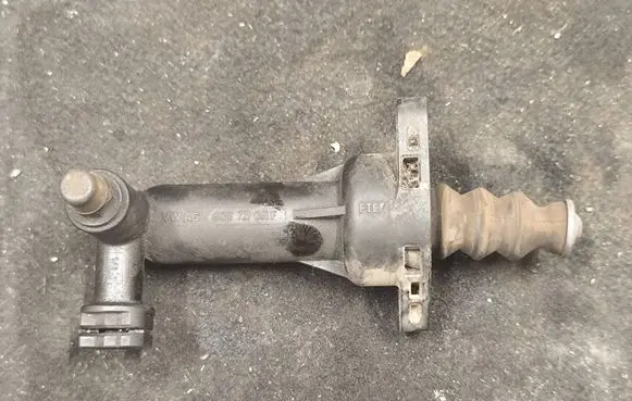 Clutch slave cylinder