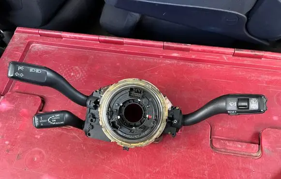 Wiper turn signal indicator stalk/switch