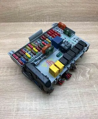 Opel Zafira A Fuse module 90589965