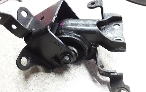 Mazda Premacy Engine mount bracket