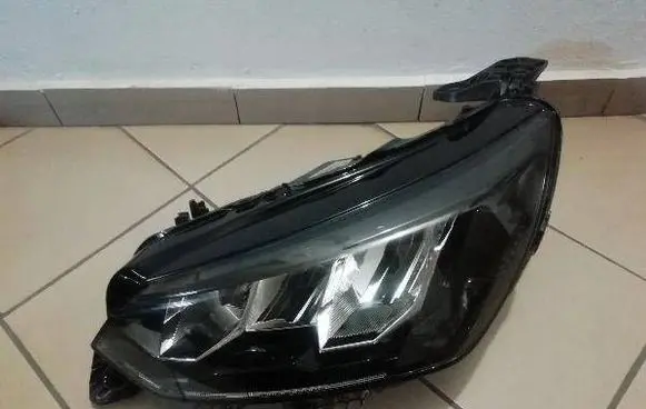 Peugeot 208 Headlight/headlamp 9833036380