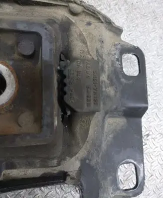 Ford C-MAX I Engine mount bracket
