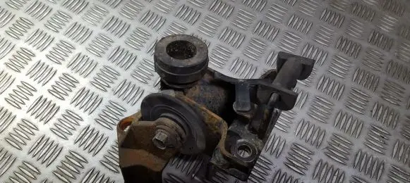 Mazda MPV Engine mount bracket