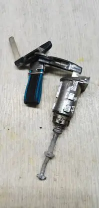 Renault Megane III Front door lock (next to the handle) 501992