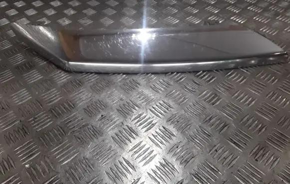 Chrysler Pacifica Front bumper splitter molding 04857778AA