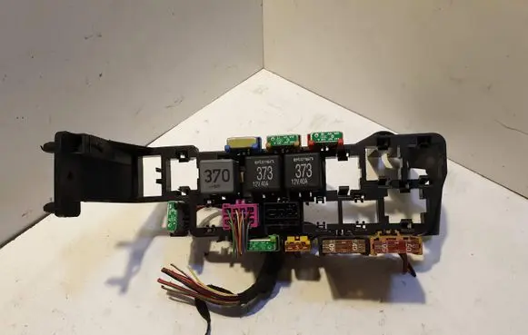 Audi A6 S6 C5 4B Fuse module 8D1937545