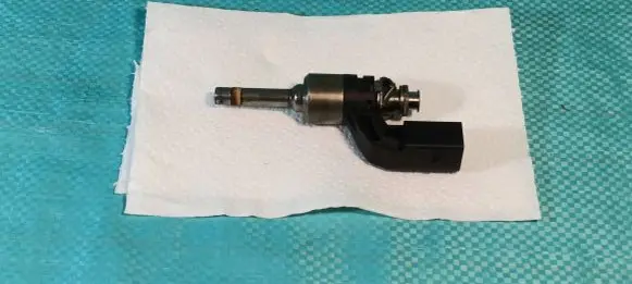 Volkswagen Golf VI Fuel injector 03C906036F