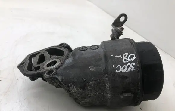 Chrysler 300 - 300C Oil filter mounting bracket