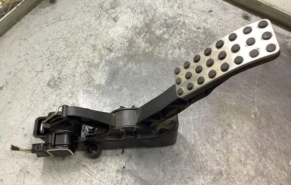 Mercedes-Benz A W169 Accelerator throttle pedal A1693000504 160506 000657