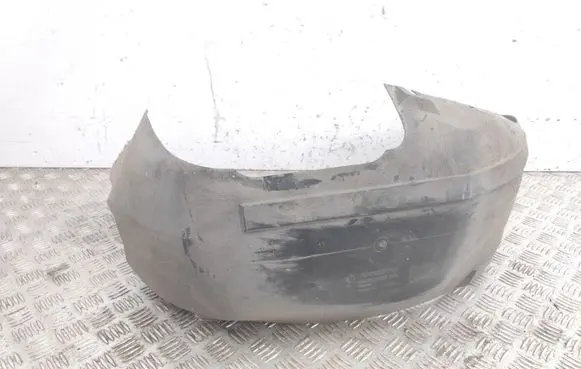 Rear arch fender liner splash guards