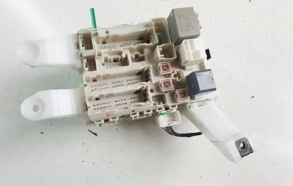 Toyota Auris 150 Fuse module 74700210 8273002140A 7B060425