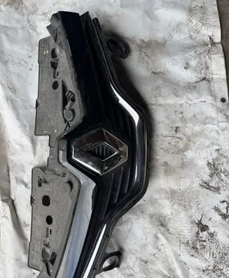Renault Captur Front bumper upper radiator grill