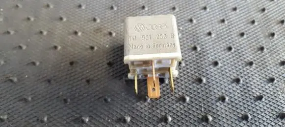 Volkswagen PASSAT B3 Other relay 141951253B 4RA003510-29
