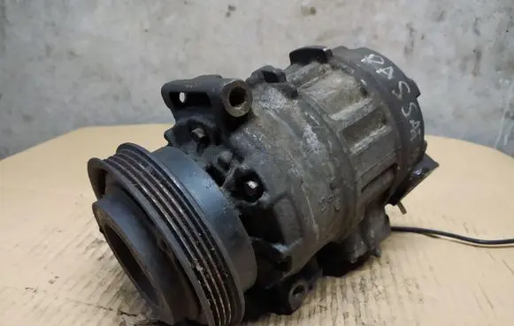 Volkswagen PASSAT B5 Air conditioning (A/C) compressor (pump) 8D0260808