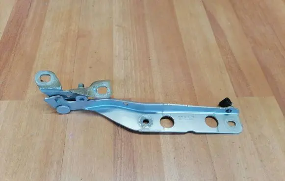 Engine bonnet/hood hinges