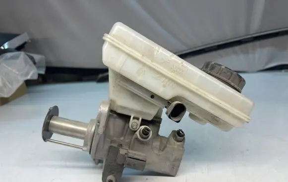 Volkswagen Up Master brake cylinder 32668657