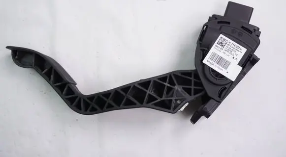 Accelerator throttle pedal