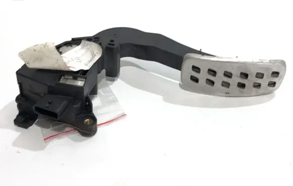 Accelerator throttle pedal