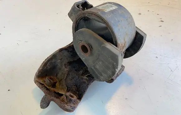 Toyota Corolla E100 Engine mount bracket