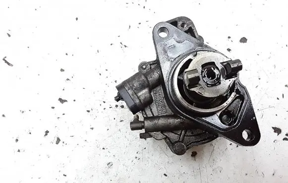 Opel Astra H Vacuum pump