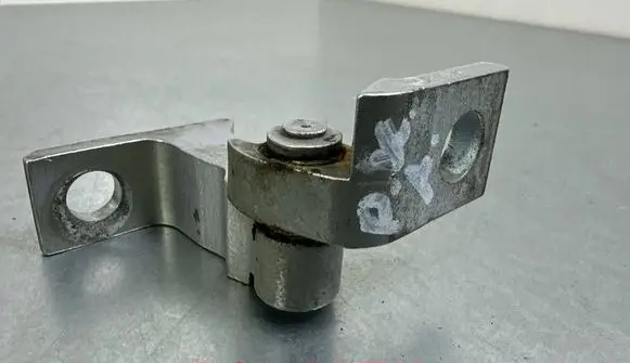 Volkswagen PASSAT B8 Front door lower hinge 